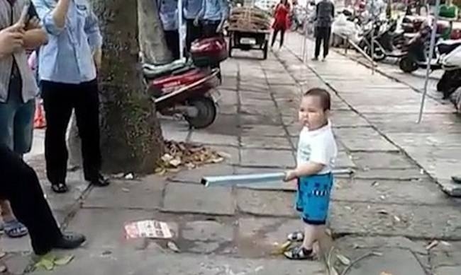 Μπόμπιρας τα βάζει με αστυνομικούς για να μην του κλείσουν την επιχείρηση! (vid)