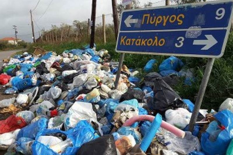 Πύργος: Μαζεύουν τα σκουπίδια για να περάσει η Φλόγα και τα πετούν στο γήπεδο (photos)