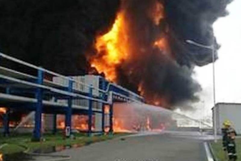 Ισχυρή έκρηξη σε κτηριακό συγκρότημα αποθήκευσης χημικών και καυσίμων