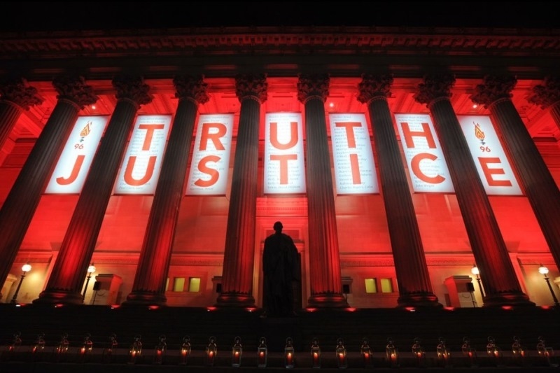 Έγινε κόκκινο το Λίβερπουλ για τα 96 θύματα (photos)