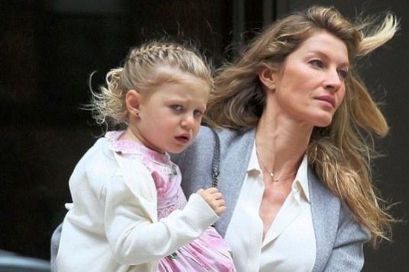 Η Gisele μαζί με τα παιδιά της στην εκκλησία