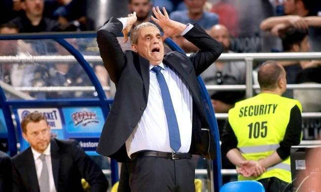 Προκλήσεις «δημοσιογράφων» σε Πεδουλάκη στη συνέντευξη Τύπου! (vid)