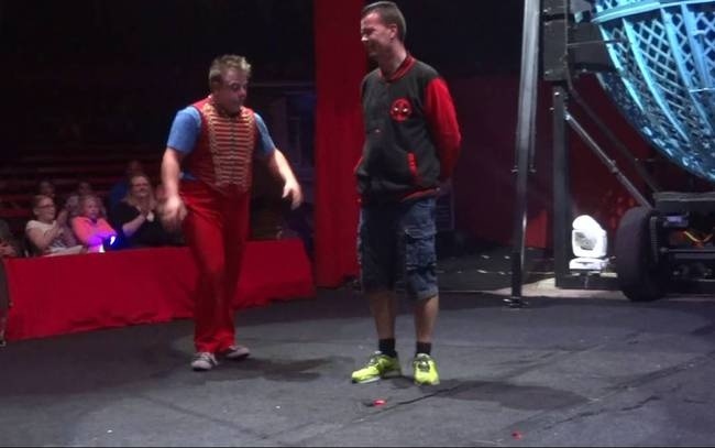 Σοκαριστικό βίντεο: Κλόουν παραλίγο να σκοτώσει θεατή! Περισσότερα στο newsbomb.gr