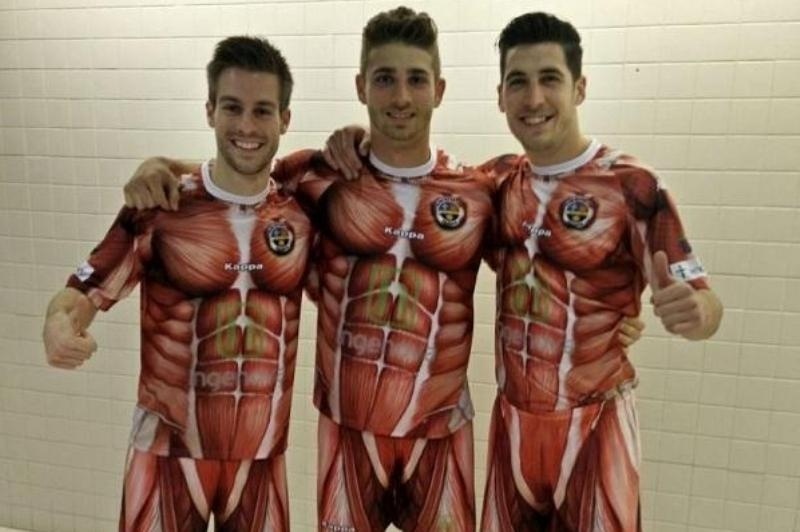 Πετάξτε τις… φανέλες σας! (photos)
