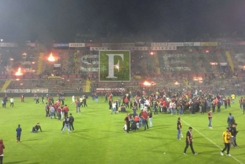 Χάος στην Τουρκία: Δεν άντεξαν τον υποβιβασμό και έκαψαν το γήπεδο! (videos)