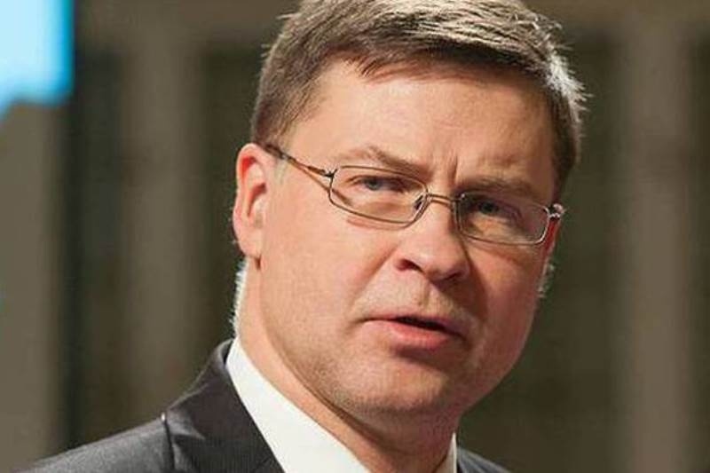 «Αδειάζει» την κυβέρνηση ο Ντομπρόβσκις: Προτείναμε μειώσεις δαπανών, ήθελε αύξηση φόρων!