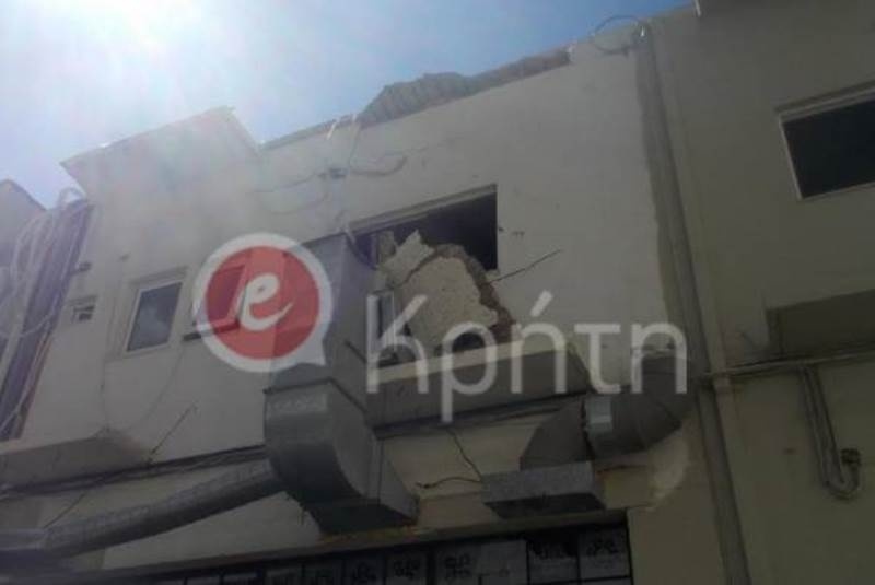 Ηράκλειο: Απίστευτο ατύχημα - Υποχώρησε το μπαλκόνι κι έπεσαν στο κενό (photos)