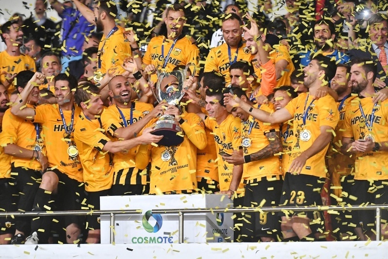 Ολυμπιακός – ΑΕΚ 1-2: «Κιτρινόμαυρο» γλέντι με Μάνταλο και Τζιμπούρ!