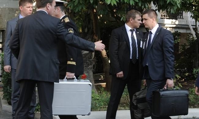 Δείτε τι περιέχει ο μυστηριώδης μαύρος χαρτοφύλακας που έφερε μαζί του και στην Ελλάδα ο Πούτιν