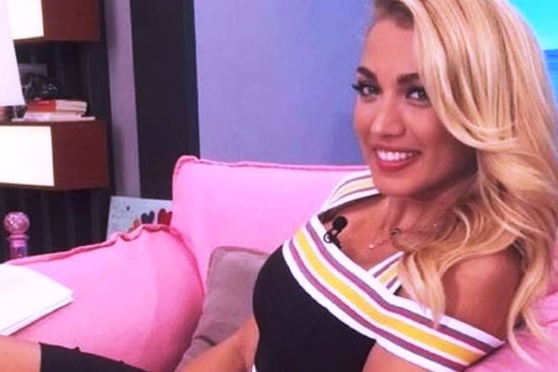 Το είδαμε και αυτό: Η Κωνσταντίνα Σπυροπούλου βγαίνει και σε... τσάντα!