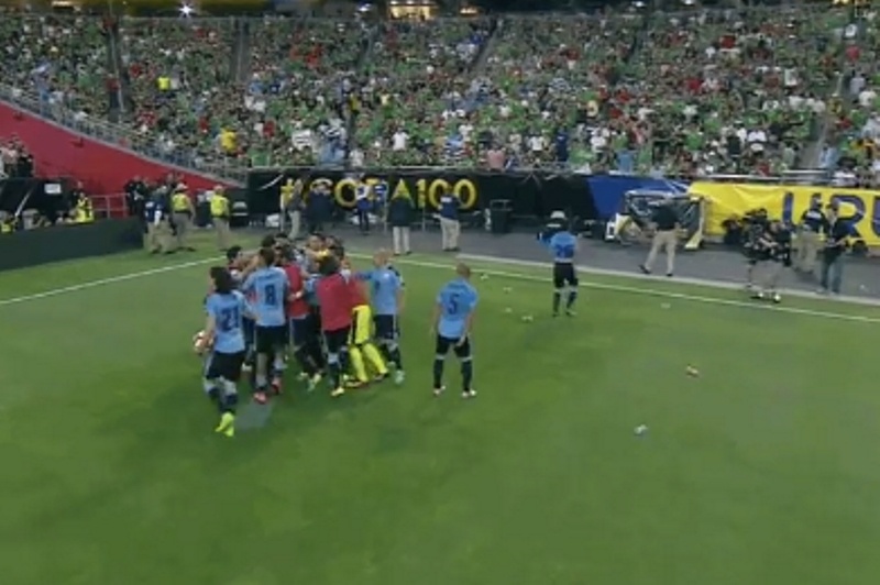 Οπαδοί του Μεξικού πέταξαν αντικείμενα στους Ουρουγουανούς! (video)