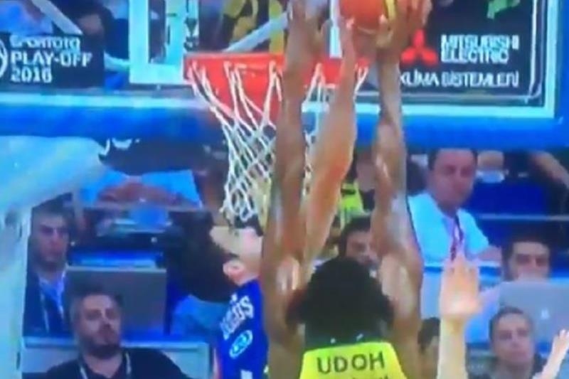 Η απίστευτη τάπα του «κοντού» Μπαλμπάι στον Ούντο! (video)