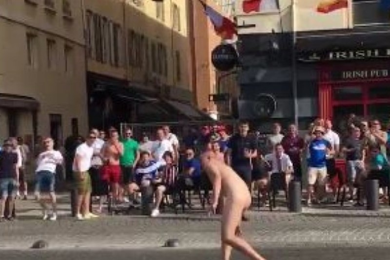 Euro 2016: Μεθυσμένος οπαδός τα... έβγαλε και βούτηξε! (video)