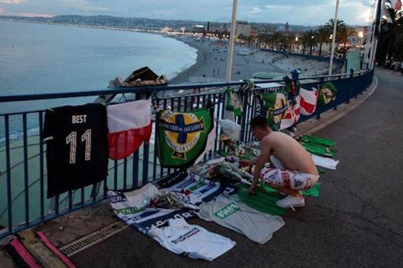 Euro 2016: Φόρος τιμής στο σημείο που «έφυγε» ο Βορειοϊρλανδός οπαδός