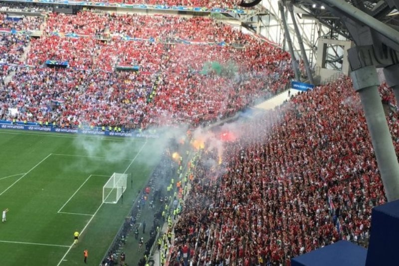 Εuro 2016: Διεκόπη το ματς Ισλανδία-Ουγγαρία λόγω κροτίδων στον αγωνιστικό χώρο! (photos)