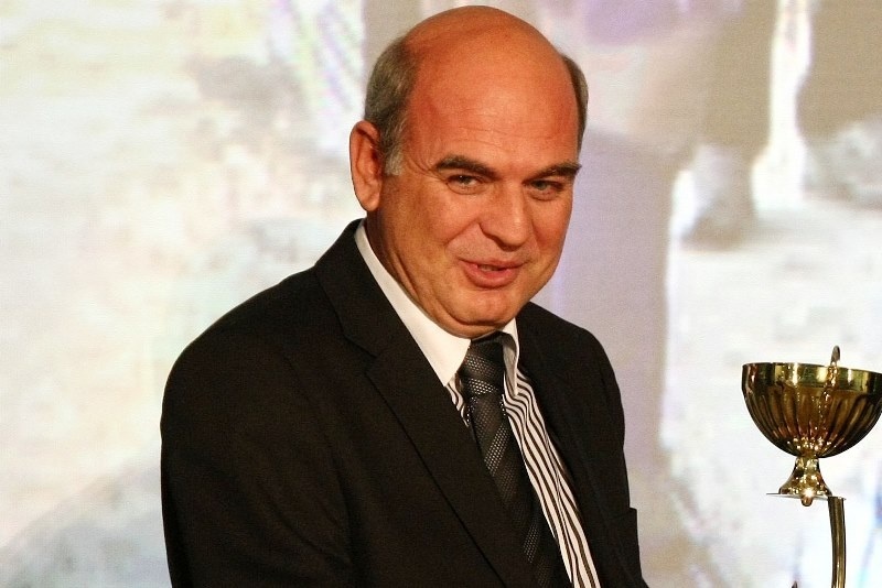 Γραμμένος: «Γιατί δεν εναρμονίζεστε με την FIFA;»