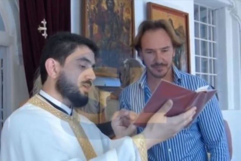 ΕΠΙΚΟ! Δίνει… ρέστα ο νονός και έχει γίνει viral (video)