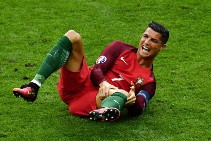 Euro 2016: Τραυματίας και αλλαγή στο 25’ ο Κριστιάνο! (video)
