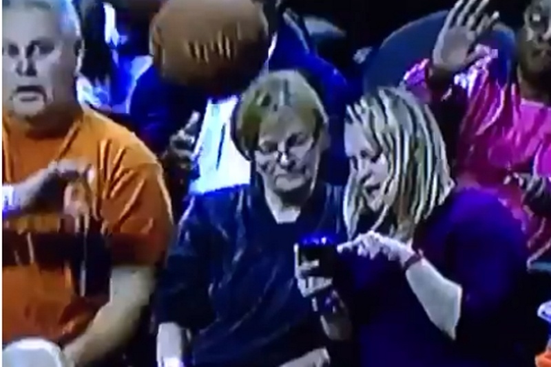 Θεατής δεν πρόσεχε και της ήρθε η μπάλα στο… δόξα πατρί! (video)