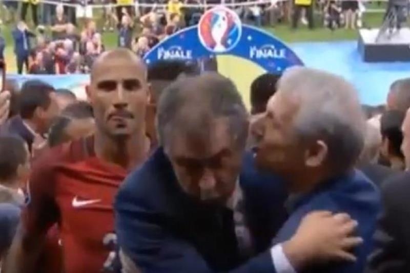 Ο Σάντος αποφεύγει το φιλί του Γκιρτζίκη! (video)
