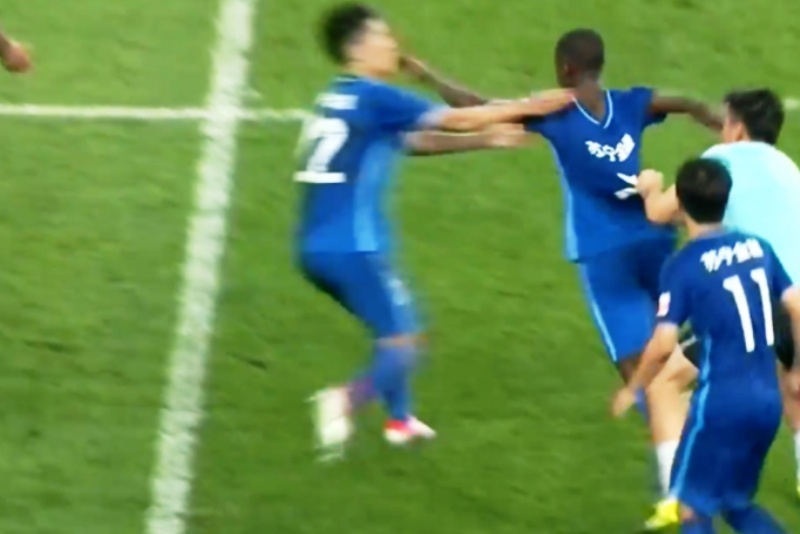 Ο Ραμίρες κυνηγάει τον διαιτητή για να τον πλακώσει! (video)