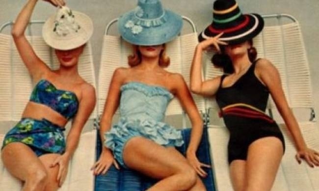 Πέντε συνήθειες που όλες έχουμε στην παραλία και κάνουν τους άνδρες έξαλλους