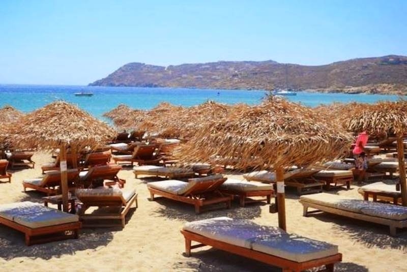 Η φωτογραφία με τη Φιλλιππινέζα από τη Μύκονο που έχει προκαλέσει σάλο