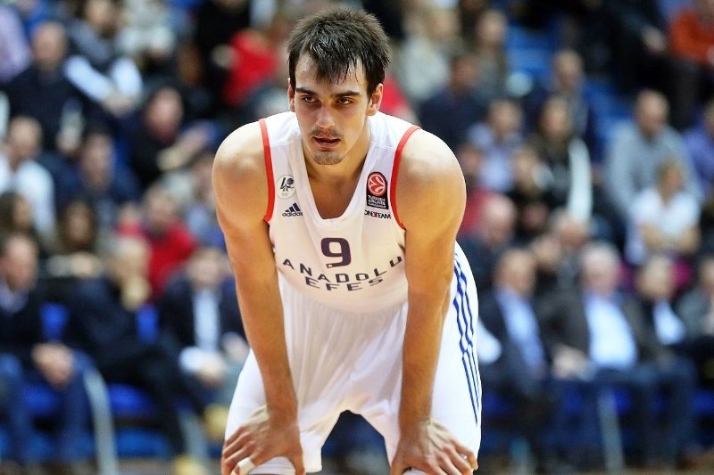 Στους Σίξερς ο Σάριτς