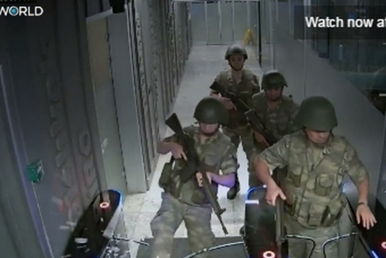 Συγκλονιστικό βίντεο - Η στιγμή που οι πραξικοπηματίες εισβάλουν στο TRT