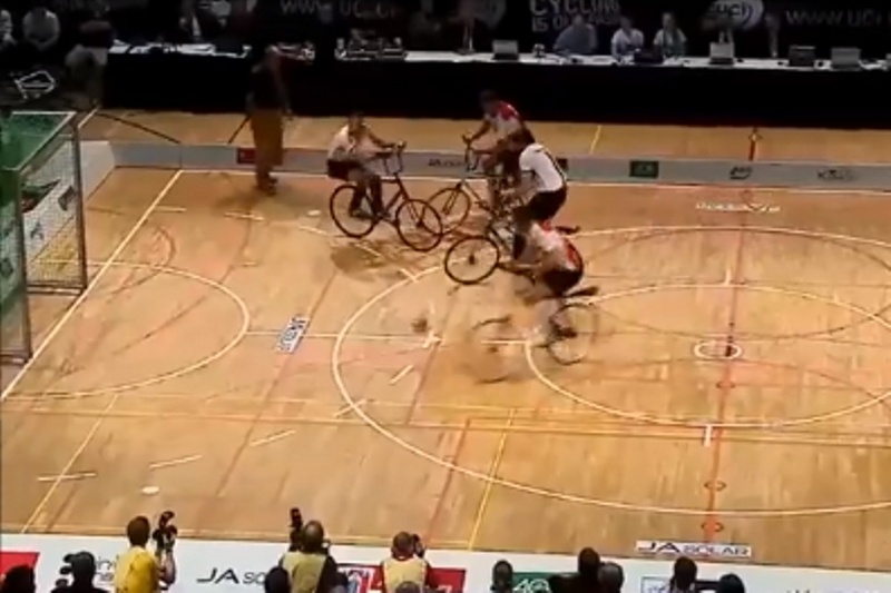 Μπορείς να παίξεις ποδόσφαιρο με… ποδήλατο; Κι όμως μπορείς! (video)