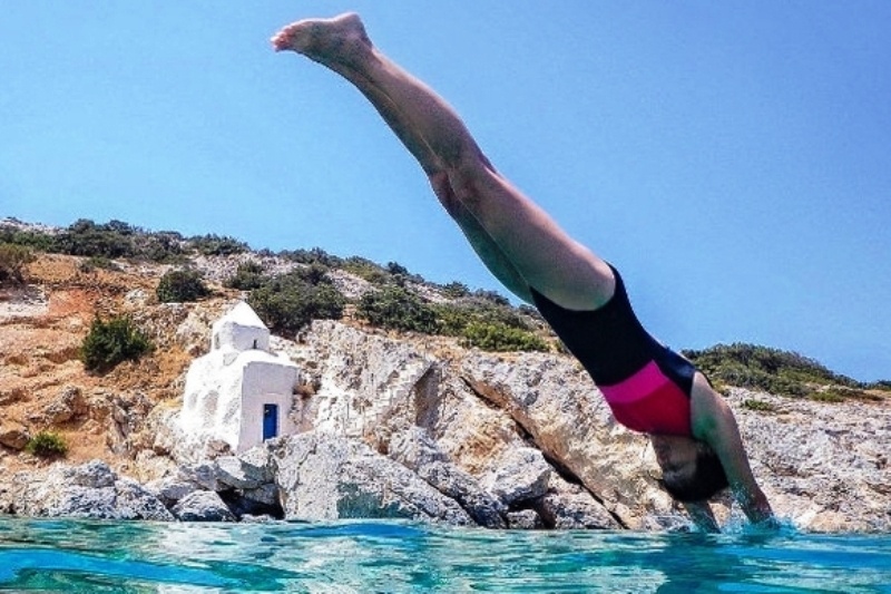 Και όμως! Είναι Ελληνίδα τραγουδίστρια, ετών… 62 και έχει αυτό το κορμί!