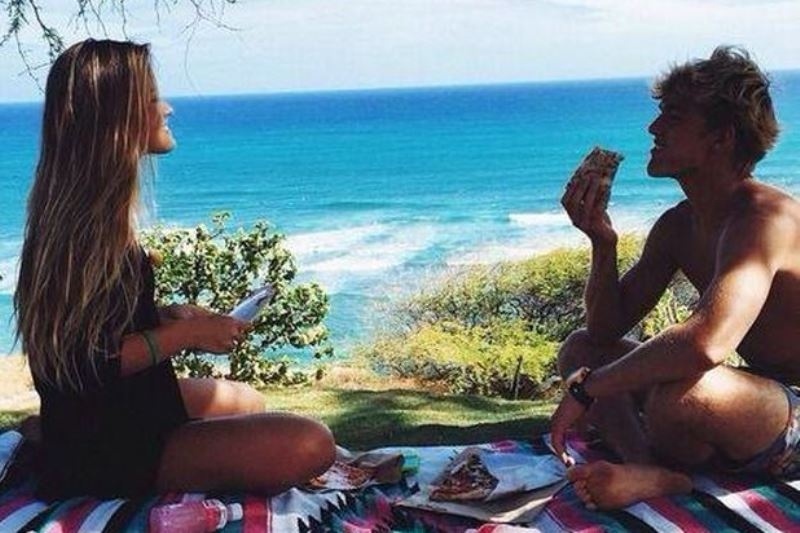 Οδηγός επιβίωσης: 6 βήματα για να φλερτάρεις στην παραλία και... να έχεις αποτέλεσμα