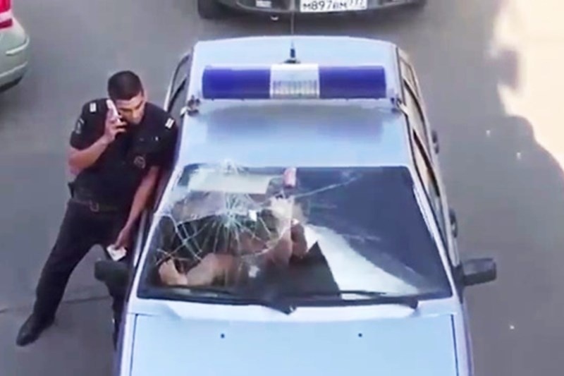 Καυτή ξανθιά έσπασε το περιπολικό με τα πόδια της! (photos)