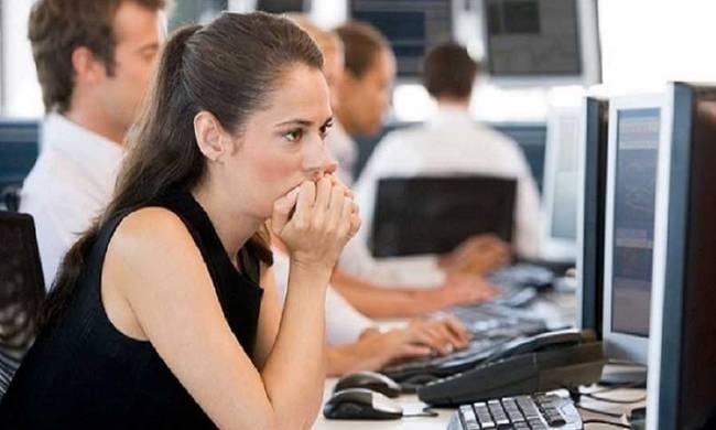 Φθινόπωρο που καίει με επιχειρησιακές συμβάσεις και κατώτατο μισθό