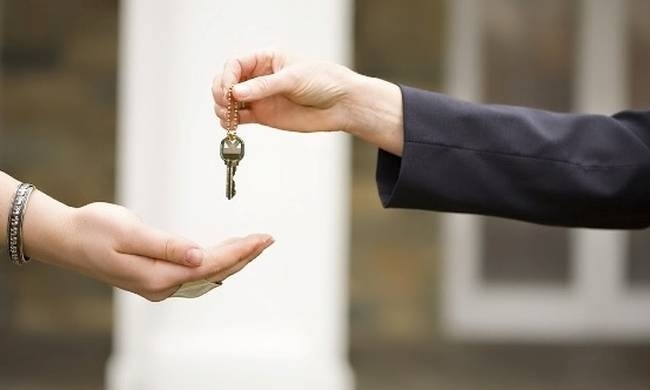 Στο σφυρί οι περιουσίες των Ελλήνων: Συνεχίζονται οι πλειστηριασμοί για χρέη στο δημόσιο