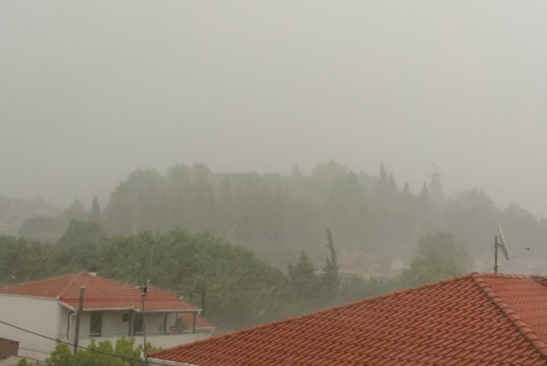 Τρίκαλα: Το μπουρίνι «έπνιξε» την πόλη (pics)
