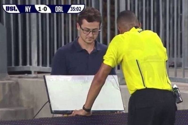 Η χρήση βίντεο σε ματς ποδοσφαίρου «κοκκίνισε» παίχτη