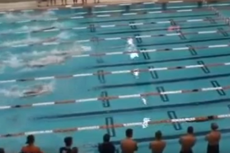 Απίστευτος: Βγήκε πρώτος μόνο με… μακροβούτι! (video)