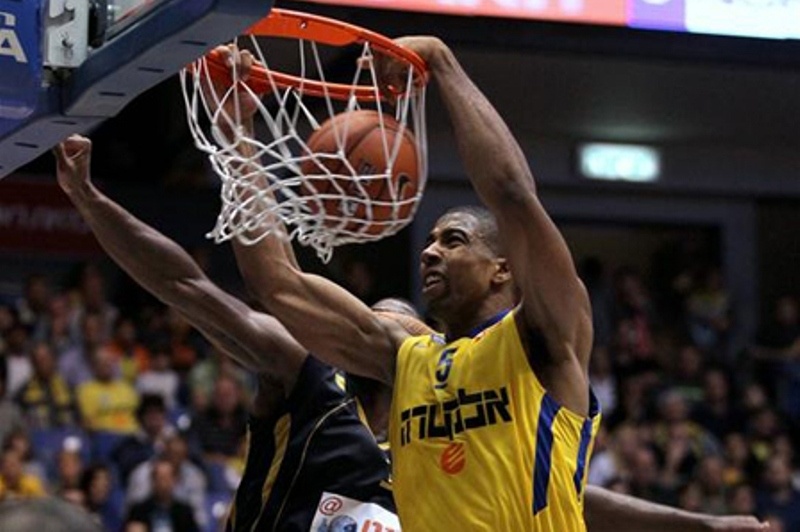 Τέλος ο Χέντριξ από τη Μακάμπι!