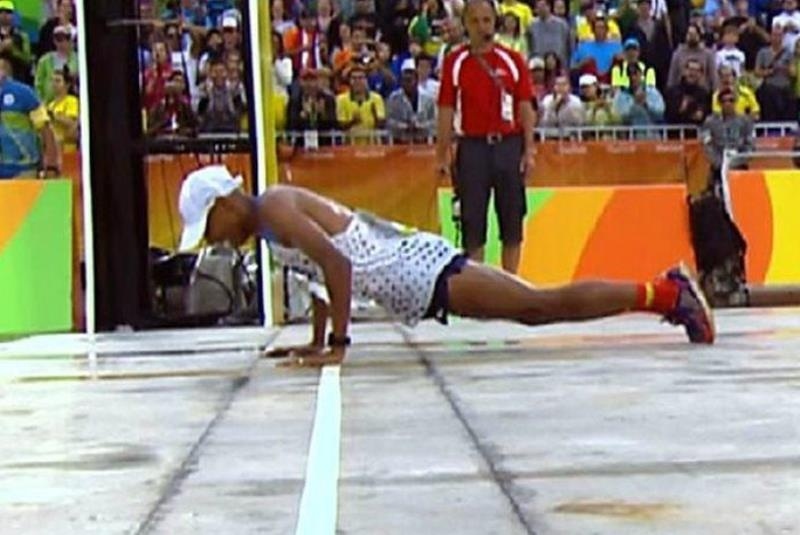 Ρίο 2016: Έπεσε κάτω στον τερματισμό, αλλά για να το καλύψει έκανε… push ups! (video)