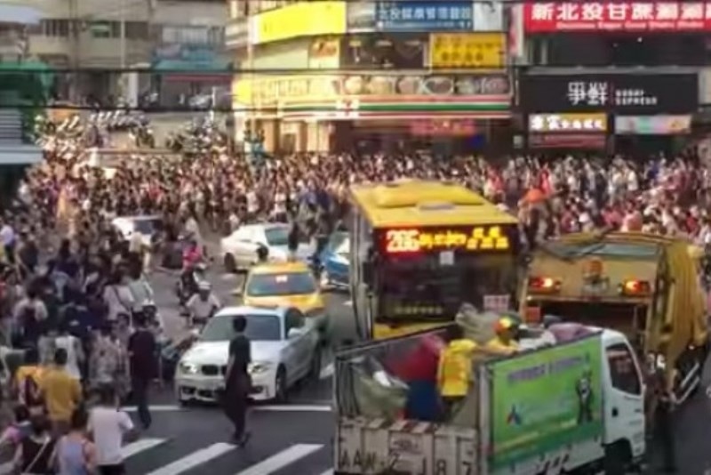 Ολόκληρο «μπούγιο» στους δρόμους για να πιάσουν σπάνιο Πόκεμον! (video)