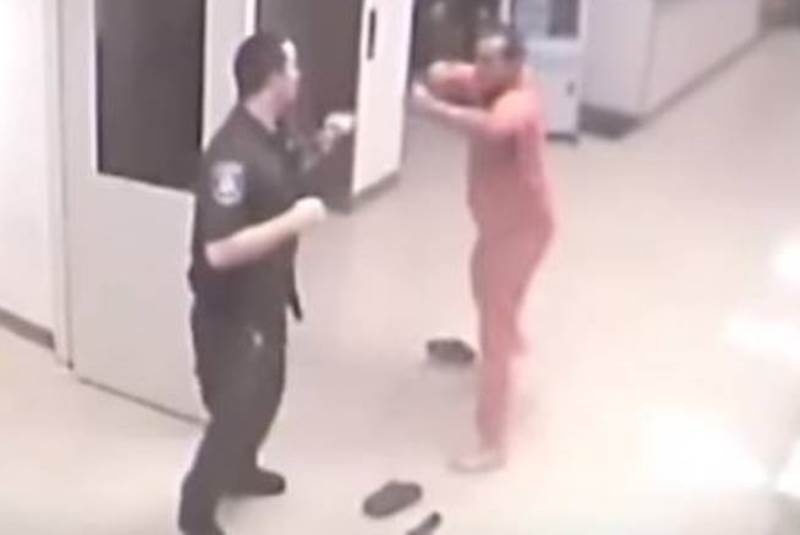 Απίστευτο: Κρατούμενος φυλακής σώζει φύλακα από επίθεση άλλου κρατουμένου (video)