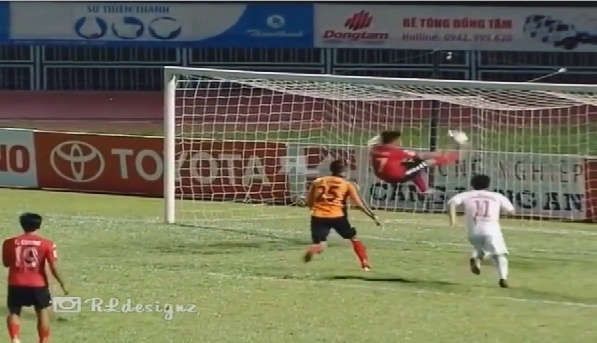 Απέκρουσε πάνω στη γραμμή με ανάποδο ψαλίδι! (video)