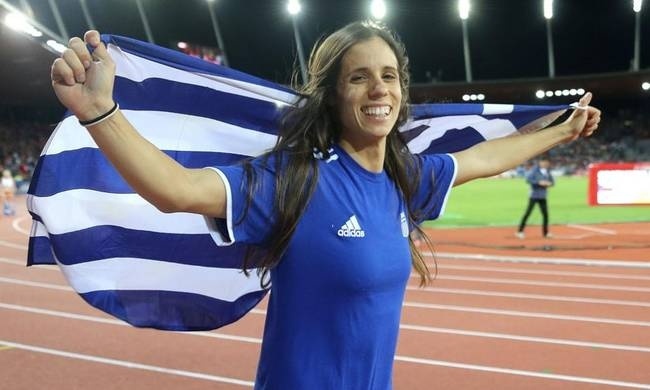 Κατερίνα Στεφανίδη: Το εντυπωσιακό πανό στο αεροδρόμιο