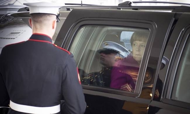 Πανικός για τη Μέρκελ: Άνδρας αποπειράθηκε να εμποδίσει το αυτοκίνητο που επέβαινε