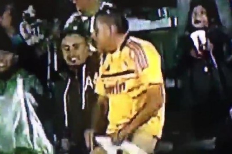 Βγήκε από τα ρούχα του ο οπαδός! Κυριολεκτικά μιλάμε! (video)