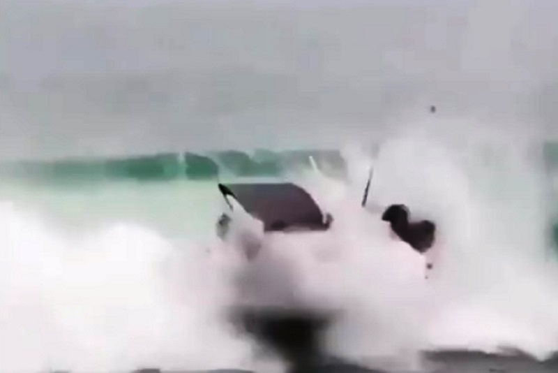 Κύμα στέλνει σκάφος στα βράχια (video)