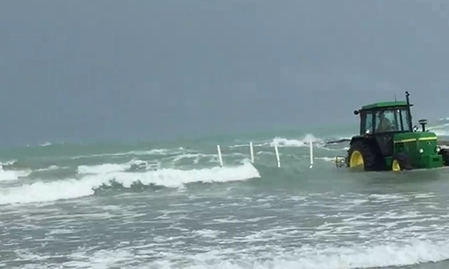 Μπορεί ένα τρακτέρ να βγάλει σκάφος από τη θάλασσα με αναμμένη μηχανή; (video)