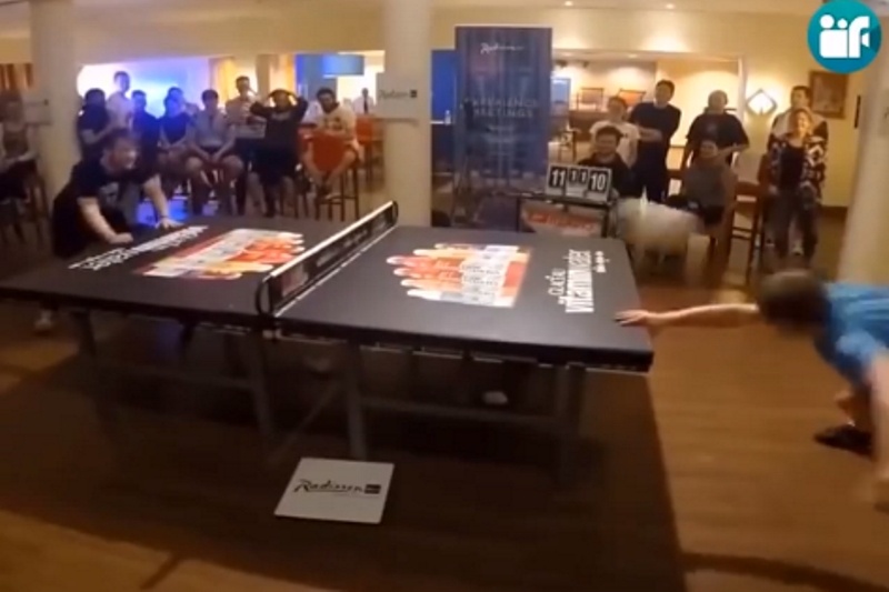 Απίστευτο! Παίζουν πινκ πονκ με… κεφαλιές! (video)