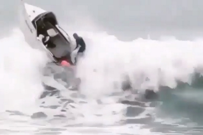 Απίστευτο βίντεο: Σκάφος γίνεται… έρμαιο του κύματος! (video)